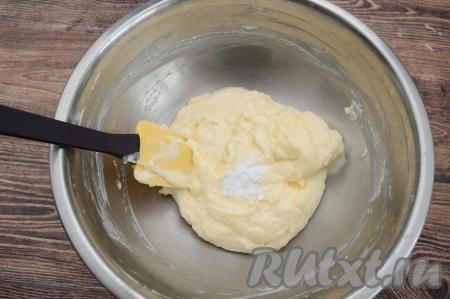 Смешать яйца, творог и сахар до однородности. Я перемешиваю творожную массу сначала вилкой, а потом довожу до однородности силиконовой лопаткой. Всыпать соду и хорошо её смешать с творожной массой.