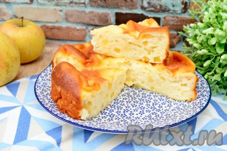 Готовую выпечку подать к столу. Несмотря на то, что запеканка готовится без добавления манки, она отлично держит форму и режется на кусочки. А вот как творожная запеканка выглядит в разрезе. Она очень нежная, воздушная, кусочки яблок приятно дополняют творожную основу этой выпечки.