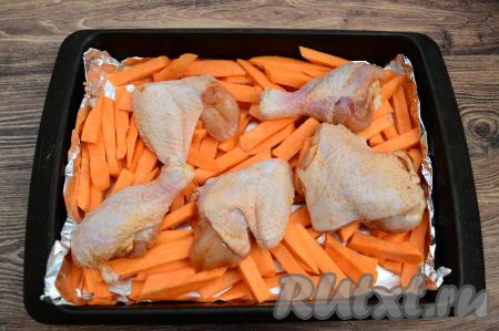 Сверху на батат выложить кусочки курицы.
