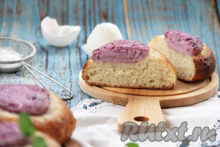 А вот как ватрушка с творожной массой выглядит в разрезе. Сочетание пористого, пушистого мякиша и нежной творожной начинки делает эту выпечку очень вкусной.