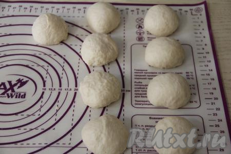 Разделить тесто на 8-10 частей. Скатать каждую часть теста в шарик.