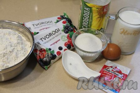 Подготовить продукты для приготовления ватрушек с творожной массой в духовке. Кефир подогреть до комнатной температуры. Очень удобно подогревать кефир в микроволновке, для этого поставьте его на 30 секунд в микроволновку, затем перемешайте.