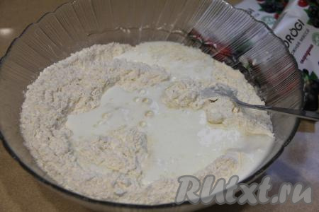 Влить тёплый кефир в миску с мукой, сахаром и солью.