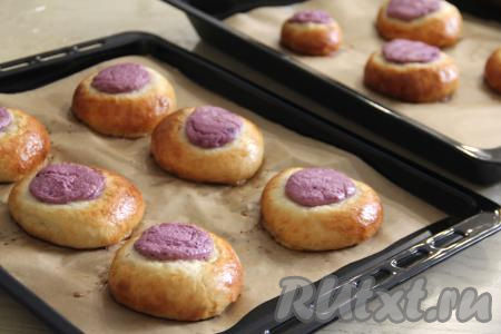 Выпекать ватрушки с творожной массой в разогретой до 190 градусов духовке минут 25-30. Выпечка должна стать приятного золотистого оттенка.