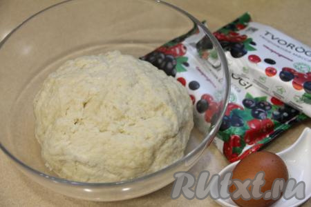 Вымесить тесто руками в течение 7 минут, добавляя по мере необходимости оставшуюся просеянную муку. Добавляя муку, учитывайте, что тесто для ватрушек должно получиться мягким, нежным, почти не липнущим к рукам. Накрыв миску с тестом полотенцем, поставить в тёплое место на 1 час.