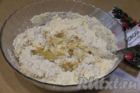 Немного перемешать тесто ложкой, а затем влить растительное масло.