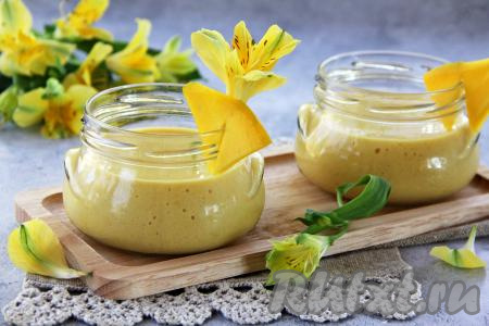 Ароматное, воздушное, нежное суфле из манго подать к столу в качестве фруктового десерта.