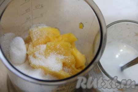 В чашу с кусочками манго всыпать сахар.