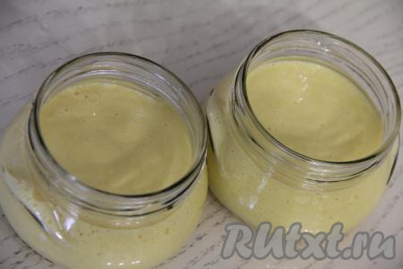 Разлить манговое суфле по креманкам или фужерам и поставить в холодильник часов на 5 (до полного застывания).