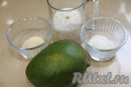 Подготовить продукты для приготовления мангового суфле. Манго лучше выбирать спелое, мягкое.