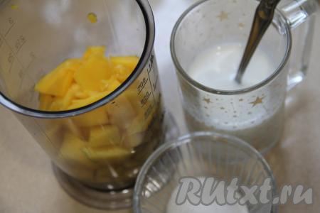 Манго помыть, очистить от шкурки и косточки. Нарезать мякоть манго на кубики. У меня чистый вес мякоти составил 250 грамм. Выложить манго в чашу для пюрирования. В небольшую ёмкость влить холодное молоко, всыпать желатин, хорошо перемешать и оставить на 10 минут для набухания желатина.