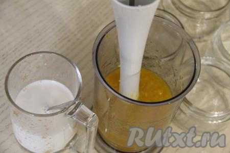 С помощью погружного блендера пробить манго с сахаром до получения однородного пюре. Попробовать пюре на вкус, если сахара не хватает, тогда добавьте сахар на свой вкус.