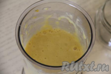 Набухшую молочно-желатиновую смесь прогреть до полного растворения желатина, но не доводя до кипения. Желатин при закипании теряет часть своих желирующих свойств. Я прогреваю молочно-желатиновую смесь в микроволновке, для этого ставлю на 10 секунд в микроволновку на максимальную мощность, перемешиваю, ставлю в микроволновку ещё на 10 секунд, снова перемешиваю, если после этого ещё не все кристаллики желатина растворятся, тогда прогреваю ещё 10 секунд, главное - прогреть смесь, но не дать ей закипеть. Влить молочно-желатиновую смесь в чашу с манговым пюре, взбить погружным блендером до однородности.