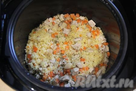 Установить на 45 минут режим "Плов". Готовить до звукового сигнала.