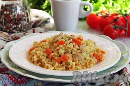 Перед подачей убрать чеснок, перемешать блюдо в мультиварке. Рассыпчатый булгур вместе с аппетитными овощами и сочной, мягкой свининой разложить по тарелкам и подать к столу в горячем виде.