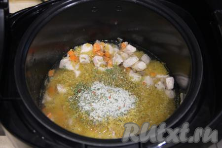 Всыпать булгур в чашу мультиварки, влить 400 миллилитров горячей воды, добавить соль и специи по вкусу (я использовала ароматную соль). Соотношение булгура и воды должно быть 1 к 2, то есть при использовании 1 стакана булгура я добавляю 2 стакана воды.