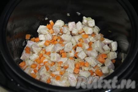 Обжарить свинину с овощами, периодически помешивая, в течение 5 минут.