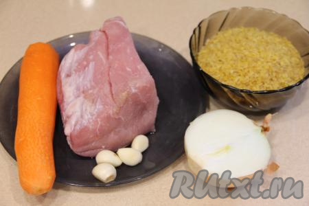 Подготовить продукты для приготовления свинины с булгуром в мультиварке. Лук, чеснок и морковь почистить. Свинину промыть водой, обсушить.