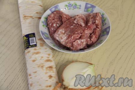Подготовить продукты для приготовления пирожков из лаваша с фаршем в духовке. Фарш можно взять любой на ваш вкус.