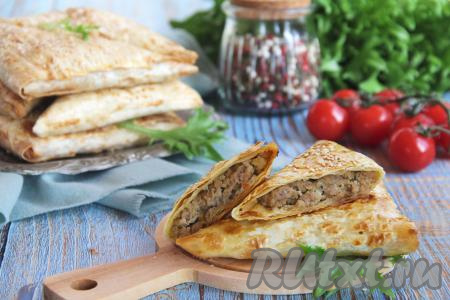 А вот как&nbsp; пирожок выглядит в разрезе. Сочетание сочного, нежного фарша и похрустывающей корочки из лаваша делает эту выпечку очень вкусной. 