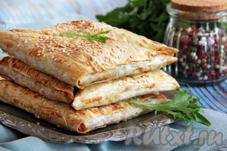 Переложить готовые пирожки на тарелку и подать к столу.