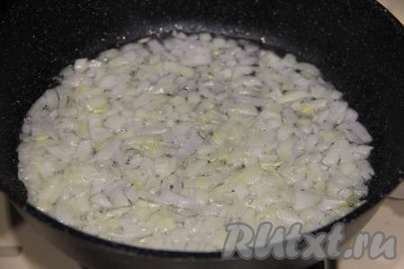 В сковороду влить растительное масло, разогреть, после этого выложить очищенную и мелко нарезанную луковицу. Жарить лук до прозрачности (ориентировочно в течение 4-5 минут), иногда помешивая, на среднем огне.