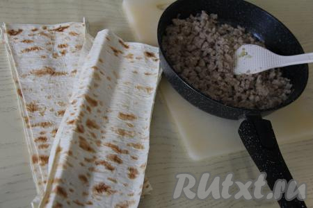 Нарезать лаваш на 8 полосок размером примерно 13 сантиметров на 32 сантиметров.