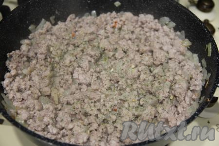 Обжарить фарш с луком, разбивая комочки мяса, в течение 10-15 минут. В конце жарки посолить по вкусу, приправить специями, перемешать. Снять с огня, дать остыть и начинка из фарша для пирожков из лаваша готова.