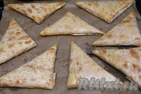 Выпекать пирожки из лаваша с фаршем в разогретой до 180 градусов духовке минут 20.