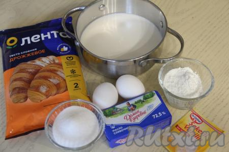 Подготовить продукты для приготовления торта "Полено" с заварным кремом. Слоёное тесто можно взять как дрожжевое (именно его и я купила), так и бездрожжевое. Сливочное масло нужно заранее достать из холодильника, чтобы оно согрелось до комнатной температуры и стало достаточно мягким.