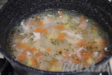 Закрыть кастрюлю крышкой и оставить суп настояться на 10 минут. За это время фунчоза полностью дойдёт до готовности.