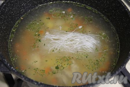 Затем дать супу с курицей закипеть, выложить фунчозу, предварительно разрезанную ножницами на части, перемешать, дать ещё раз закипеть, убрать с огня.&nbsp;