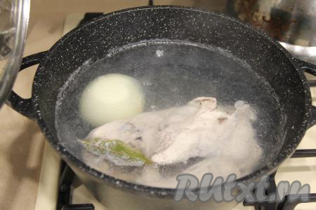 Поставить кастрюлю на сильный огонь, после того как вода закипит, убрать с поверхности пену, убавить огонь и варить куриное мясо 25-30 минут.&nbsp;
