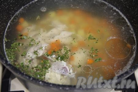 Остывшее куриное мясо отделить от костей. После того как картошка с морковкой сварятся до готовности, добавить в кастрюлю мясо курицы, сразу посолить, всыпать специи по вкусу, довести до кипения, проварить 2 минуты на небольшом огне.