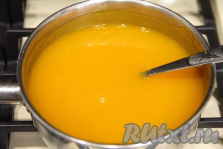 Затем проварить тыквенную массу, помешивая, на небольшом огне 2 минуты.
