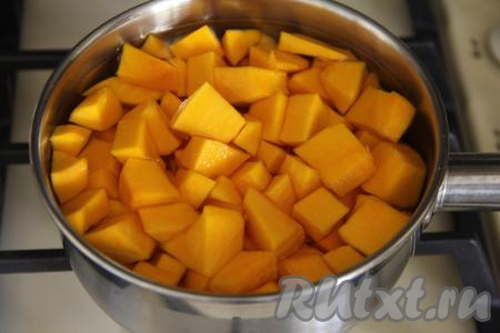 Полностью залить тыкву водой, поставить сотейник (или кастрюлю) на сильный огонь.