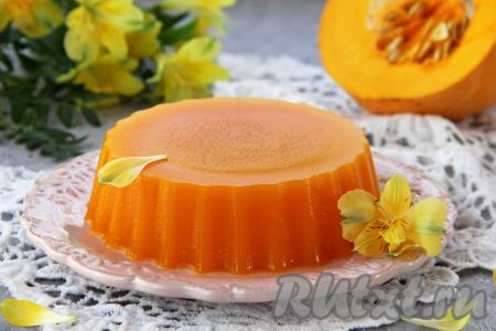 А затем яркое, вкусное желе из тыквы, приготовленное с агар-агаром, можно подавать к столу. Поскольку десерт я формировала в силиконовой форме, поэтому после застывания выложила его на тарелку, нарезала на кусочки и подала к столу. Если вы будете формировать в креманках, тогда  в них можно и подавать десерт порционно к столу. Приготовьте тыквенное желе по этому рецепту и насладитесь его приятным вкусом и ароматом!