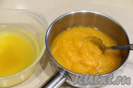 Мякоть тыквы переложить в чашу для пюрирования и пробить погружным блендером до однородности. Переложить однородное пюре из тыквы в сотейник (или в кастрюлю).