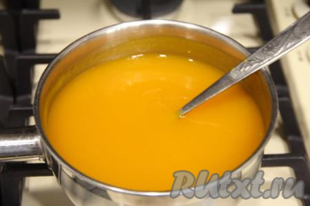 Помешивая, довести тыквенную массу до кипения.