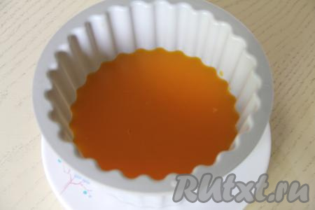 Горячую тыквенную массу разлить по креманкам или выложить в силиконовую форму, дать немного остыть и поставить на 2-3 часа в холодильник (до полного застывания желе).