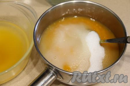 В сотейник (или в кастрюлю) с пюре из тыквы добавить сахар и лимонный сок.&nbsp;