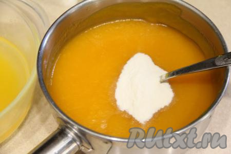 Сюда же влить 100 миллилитров тыквенного отвара из миски, добавить агар-агар, перемешать, поставить на огонь выше среднего.