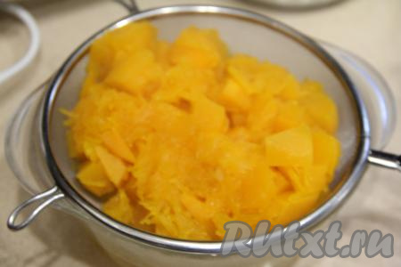 Поставить сито на миску. В это сито откинуть тыкву, сварившуюся до мягкости. 100 миллилитров процеженного тыквенного отвара из миски нам понадобится позже.