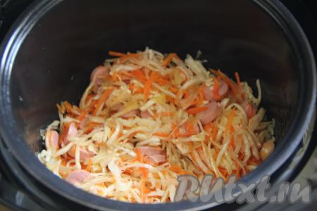 Закрыть крышку мультиварки, готовить квашеную капусту с сосисками на режиме "Тушение" 40 минут. После звукового сигнала блюдо будет полностью готово.