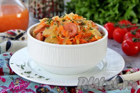 Разложить тушёную квашеную капусту вместе с сосисками из чаши мультиварки по тарелкам и подать аппетитное, пикантное, вкусное блюдо в горячем виде к столу.