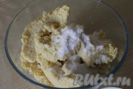 В остывшую пшённую кашу добавить ванильный сахар и сахар, всыпать соль.&nbsp;