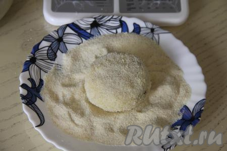 Обвалять эту часть пшённой массы в манке со всех сторон, формируя круглую котлету - пшённик. Аналогично сформировать, обваливая в манке, все постные пшённики.