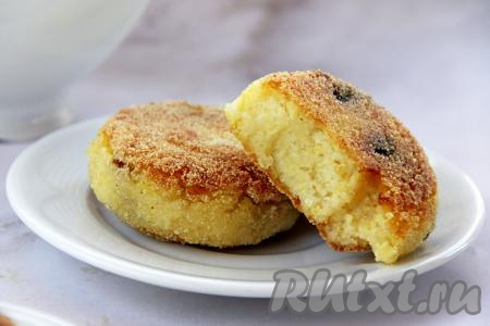 Аппетитные, нежные постные пшённики подать к столу, по желанию, полив мёдом или вареньем. Несмотря на то, что к сырникам пшённики не имеют никакого отношения, по вкусу они чем-то похожи.