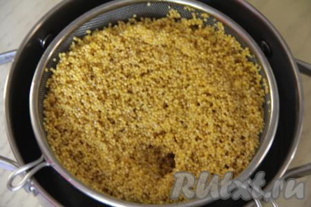 Прежде всего нужно сварить пшённую кашу. Для этого пшено нужно выложить в сито, очень хорошо промыть под горячей проточной водой (горячая вода уберёт с пшена горечь). Промытое пшено оставить на несколько минут в сите, чтобы стекла лишняя вода.