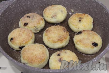 Жарить с двух сторон на среднем огне до золотистого цвета. Если все пшённики сразу не поместятся на сковороду, их можно пожарить в несколько этапов.